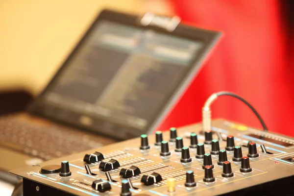 Painel de controle do misturador de som console de mistura de áudio — Fotografia de Stock