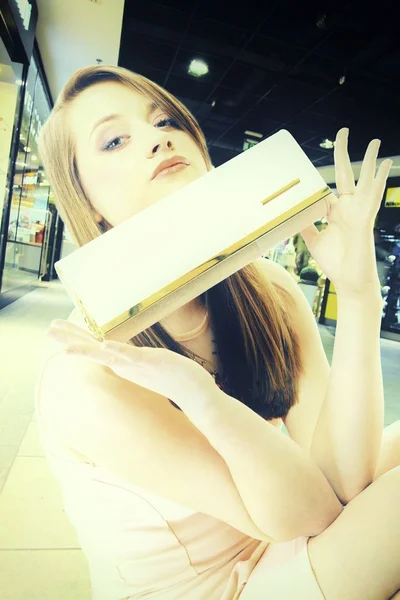 Portrait fashionable woman with handbag in shopping centre — Stock Photo, Image