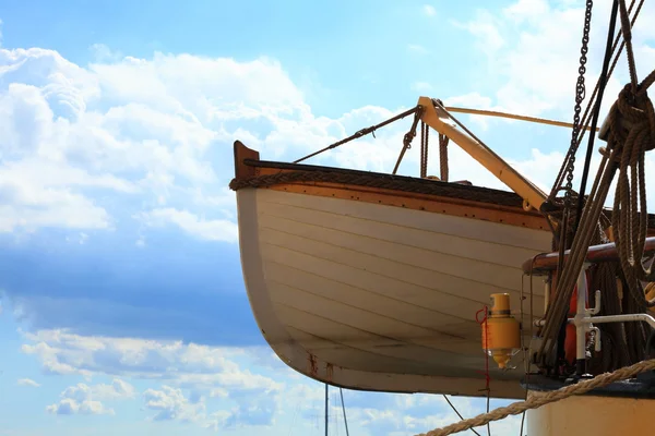 Bateau de sauvetage sur un vieux bateau bleu ciel fond — Photo