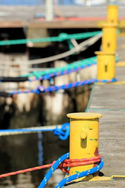 Régi sárga kikötőbak kötelet Marina — Stock Fotó