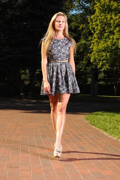 Moda joven en vestido de verano relajante en el parque — Foto de Stock