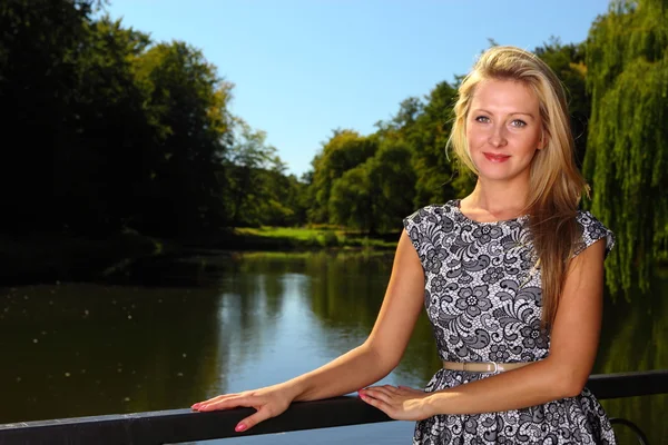 Mode ung kvinna i sommar klänning avkopplande i parken — Stockfoto