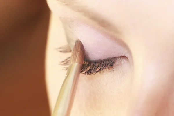 Parte de la cara maquillaje de ojos femeninos aplicando con cepillo —  Fotos de Stock