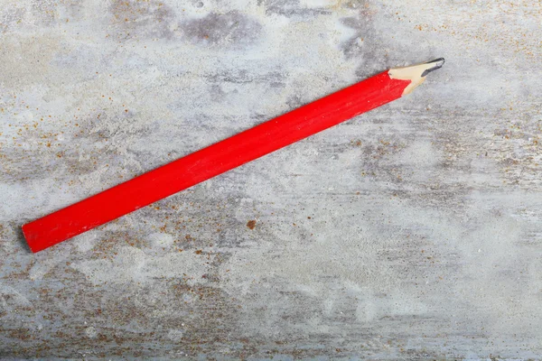 Робочі інструменти червоний будівельний олівець на гранжевому матраці — стокове фото