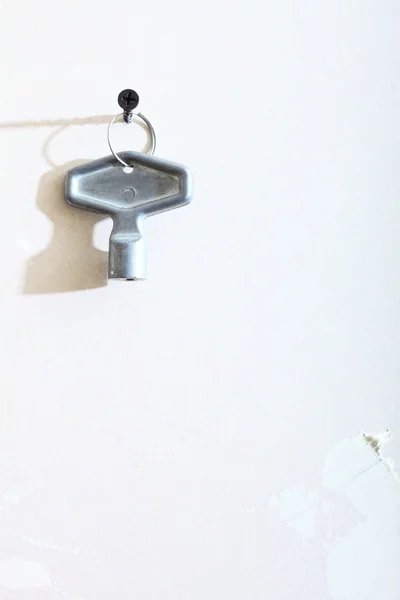 Een kronkelende sleutel die wordt gebruikt voor de klok en speelgoed op muur kopie ruimte — Stockfoto