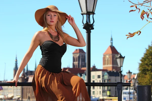 Mulher de outono elegante na cidade velha Gdansk — Fotografia de Stock