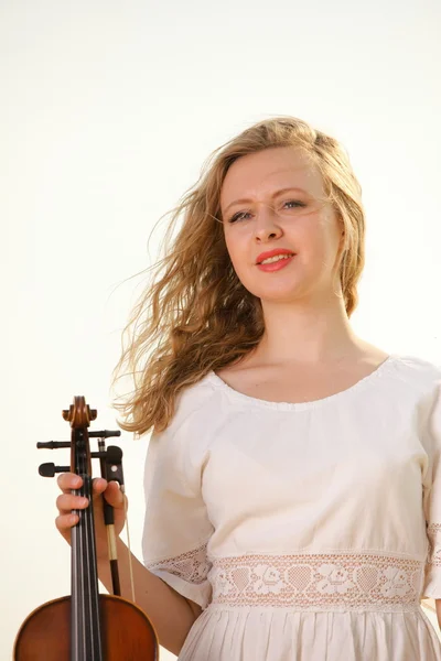 The blonde girl with a violin outdoor — Stock Photo, Image