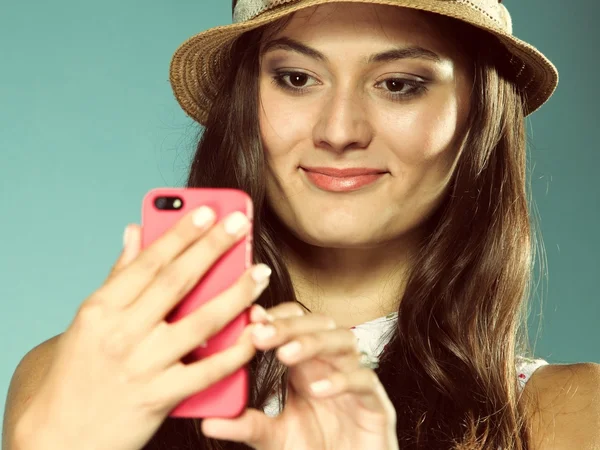 Chica con teléfono móvil teléfono inteligente lee el mensaje —  Fotos de Stock