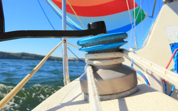 Il vento ha riempito la vela spinnaker colorato — Foto Stock
