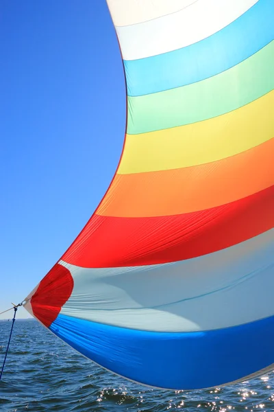 Vinden har fyllt färgglada spinnaker segla — Stockfoto