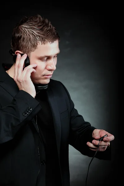 Young man with headphones use mp3 music player — Stock Photo, Image