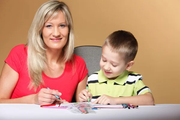 Madre e hijo dibujar juntos — Foto de Stock