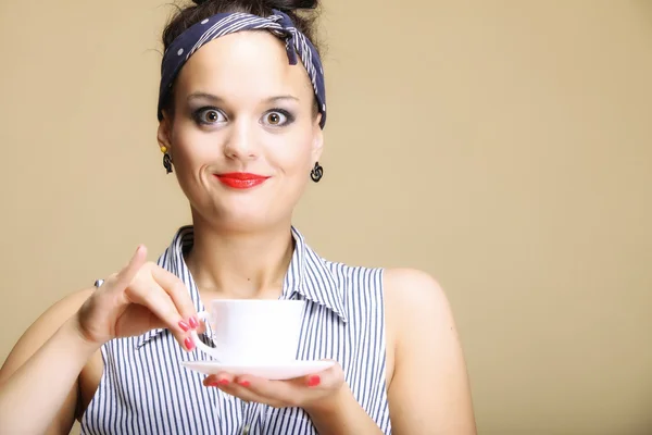 ホット飲料です。お茶やコーヒーのカップを保持している女性 — ストック写真