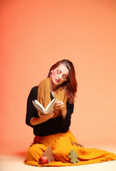 Otoño moda chica con libro naranja pestañas —  Fotos de Stock