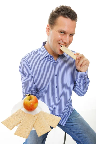 Здоровый образ жизни человек ест хрустящие хлеб и яблоко — стоковое фото