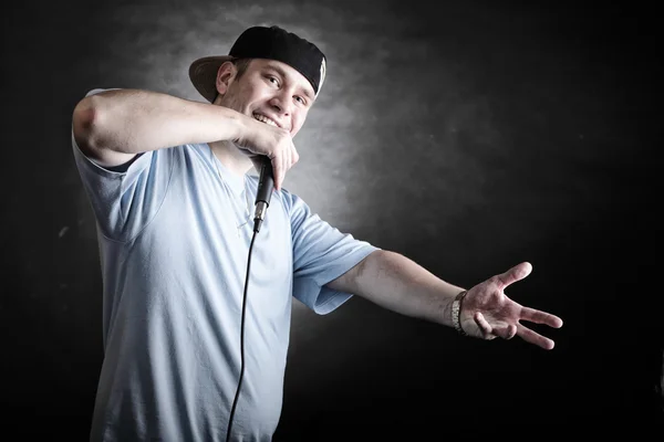 Rap-Sänger Mann mit Mikrofon coole Handgeste — Stockfoto