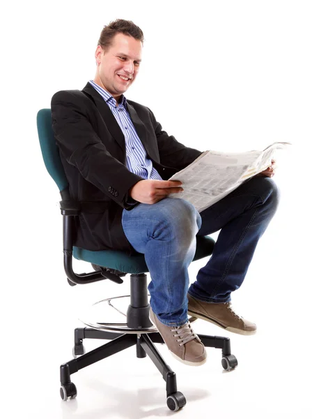 Επιχειρηματίας διαβάζει μια εφημερίδα απομονωμένη — Φωτογραφία Αρχείου