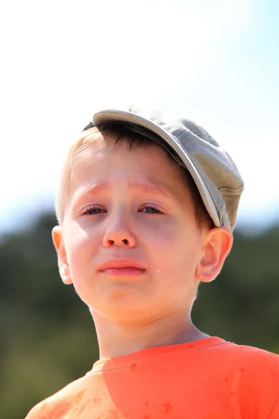 Menino chorando ao ar livre — Fotografia de Stock