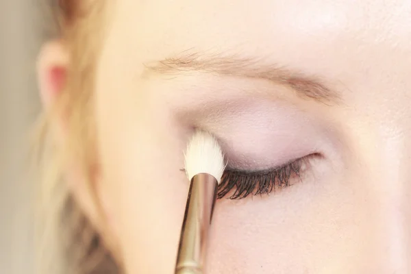 Parte del viso trucco degli occhi femminile applicando con la spazzola — Foto Stock