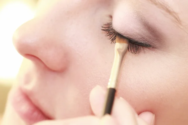 Deel van gezicht vrouwelijke oog make-up toe te passen met borstel — Stockfoto