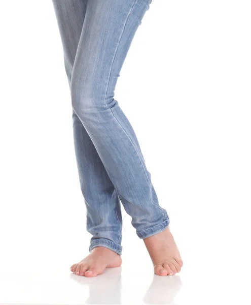 Ταιριάζουν τα πόδια του γυναικείου σώματος με μπλε τζιν, απομονωμένα σε λευκό — Φωτογραφία Αρχείου