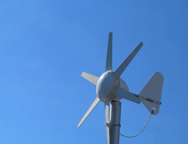 Small wind turbine. Alternative clean energy, ecology concept — Stock Photo, Image