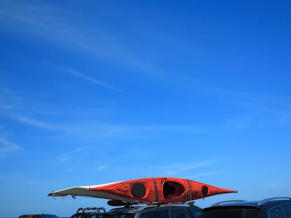 Voiture avec kayak canoë sur ciel bleu. Mode de vie actif — Photo