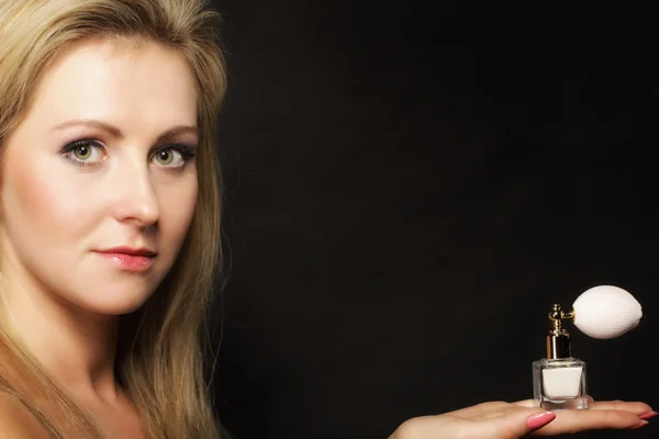 Portret mooie vrouw met parfum fles — Stockfoto