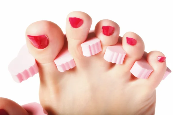 Pedicure stóp stosując czerwone paznokcie u nóg na białym — Zdjęcie stockowe