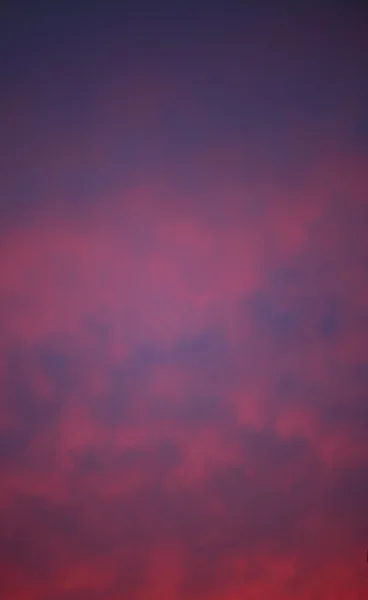 Dramático cielo rosa puesta de sol o salida del sol — Foto de Stock