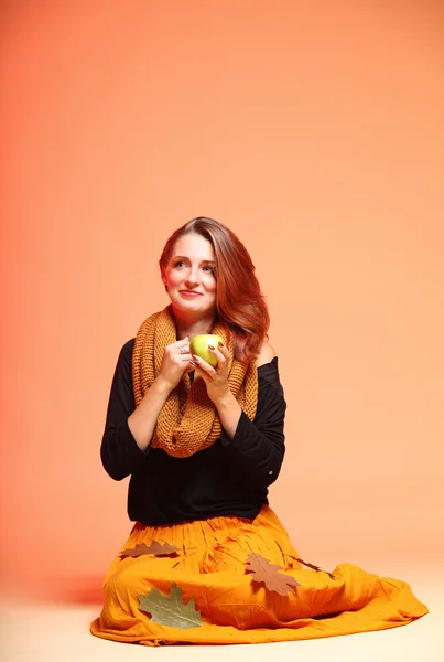 Podzimní móda dívka s apple oranžové-řasy — Stock fotografie