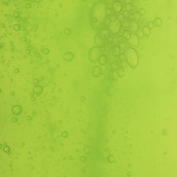 Bolle di sapone verde fondo liquido — Foto Stock