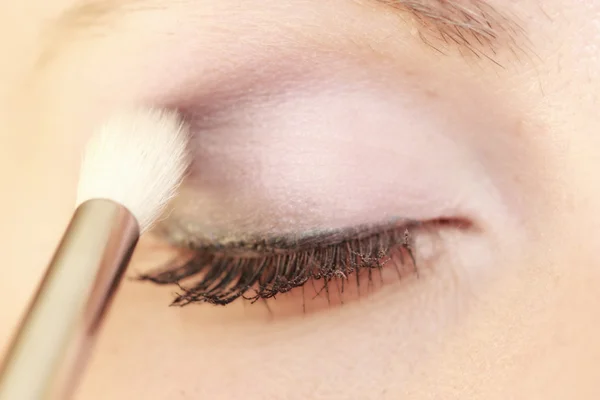 Parte de la cara maquillaje de ojos femeninos aplicando con cepillo — Foto de Stock