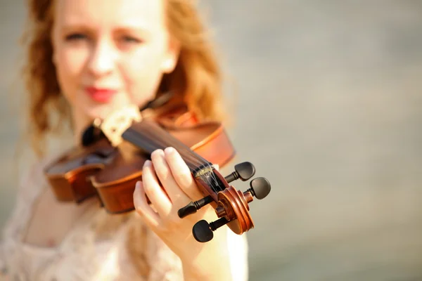 Блондинка з скрипкою на відкритому повітрі — стокове фото