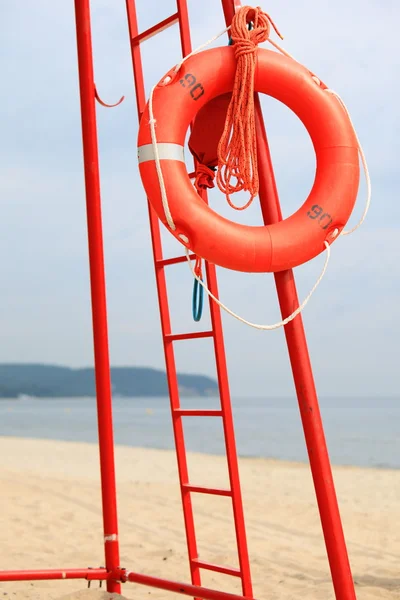 Rettungsschwimmer Strandrettungsausrüstung orange Rettungsring — Stockfoto