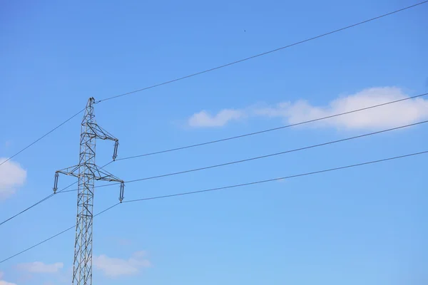 Hoog-voltage draad toren elektriciteit pylonen — Stockfoto