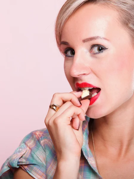 Pinup menina mulher comer chocolate retrato — Fotografia de Stock