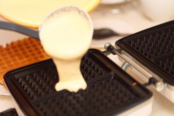 Вафельне залізо готує вафлі на кухні — стокове фото
