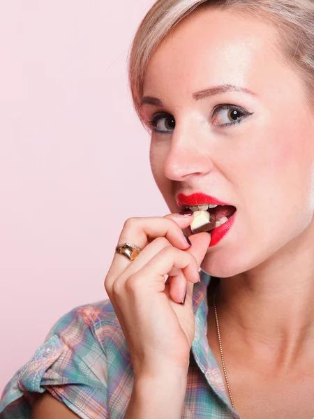 Pinup meisje vrouw eten chocolade portret Stockfoto