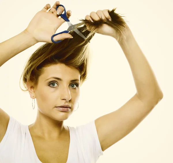 Unglückliche Frau schneidet sich mit Schere die Haare — Stockfoto