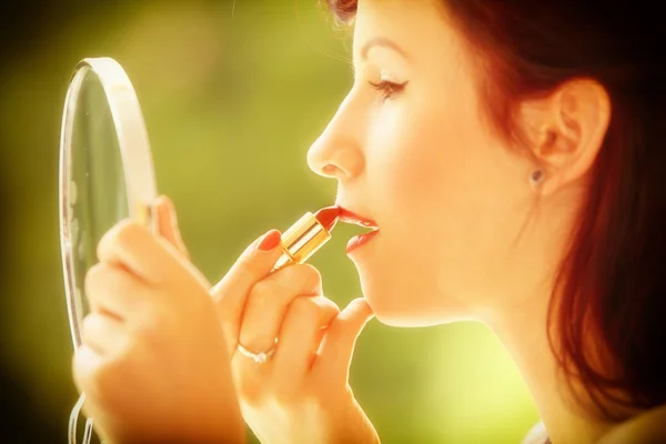 Girl retro style applying make up looking at mirror indoor — Stock Photo, Image