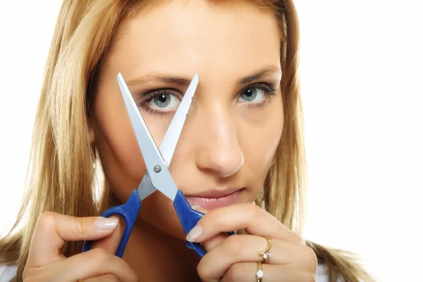 Mulher infeliz cortando o cabelo com tesoura isolada — Fotografia de Stock