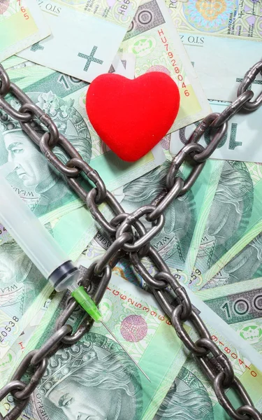 Red heart hundred zloty bills for background and chain — Stock Photo, Image