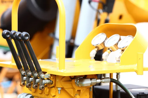 Detalle de las palancas en el nuevo detalle industrial del tractor — Foto de Stock