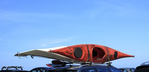 Auto mit Kajak-Kanu auf blauem Himmel. Aktiver Lebensstil — Stockfoto