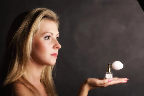 Retrato mulher bonita com frasco de perfume — Fotografia de Stock