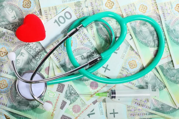 Custo de cuidados de saúde: estetoscópio coração vermelho polonês dinheiro — Fotografia de Stock