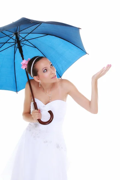 Trouwdag. bruid met blauw paraplu geïsoleerd — Stockfoto