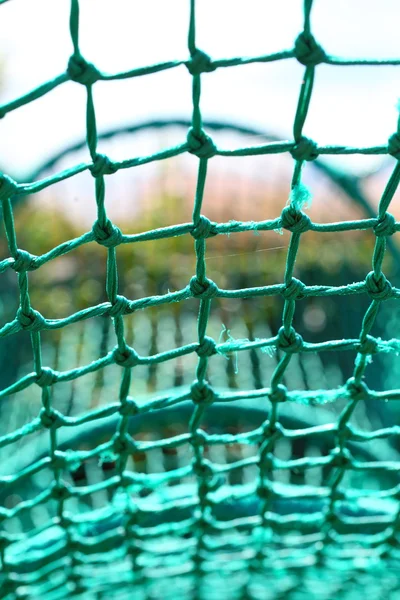 Rede de corda de nó verde rede de segurança fundo borrado — Fotografia de Stock