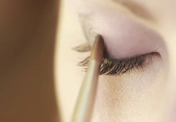 Parte de la cara maquillaje de ojos femeninos aplicando con cepillo — Foto de Stock